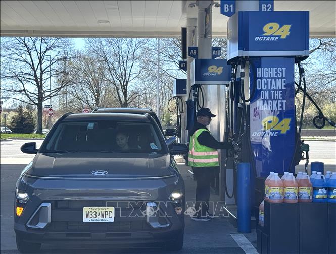 Nhân viên một trạm xăng ở bang New Jersey phục vụ khách hàng. Ảnh: Đoàn Hùng - PV TTXVN tại Mỹ
