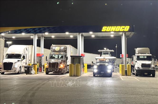 Xe tải tiếp nhiên liệu tại một trạm xăng ở bang Delaware, Mỹ. Ảnh: Đoàn Hùng - PV TTXVN tại Mỹ

