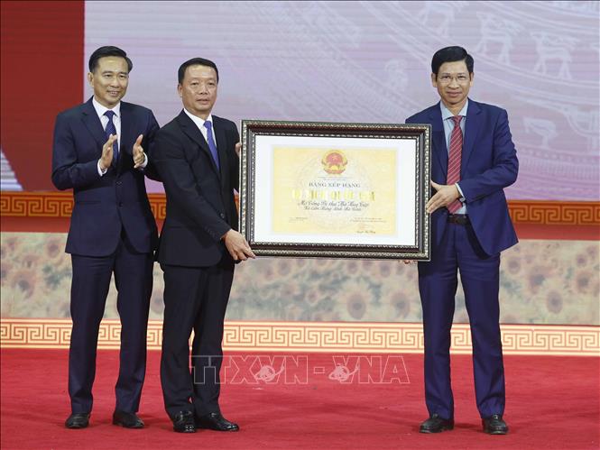 Lãnh đạo Bộ Văn hóa, Thể thao và Du lịch trao bằng xếp hạng Di tích lịch sử cấp quốc gia đối với Khu mộ Tổng Bí thư Hà Huy Tập. Ảnh: Thống Nhất -TTXVN