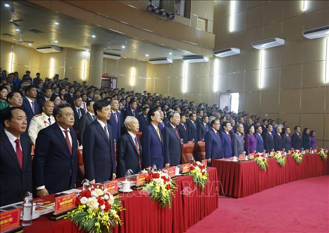 Tổng Bí thư, Chủ tịch nước Tô Lâm và các đồng chí lãnh đạo, nguyên lãnh đạo Đảng, Nhà nước thực hiện nghi lễ chào cờ. Ảnh: Thống Nhất -TTXVN