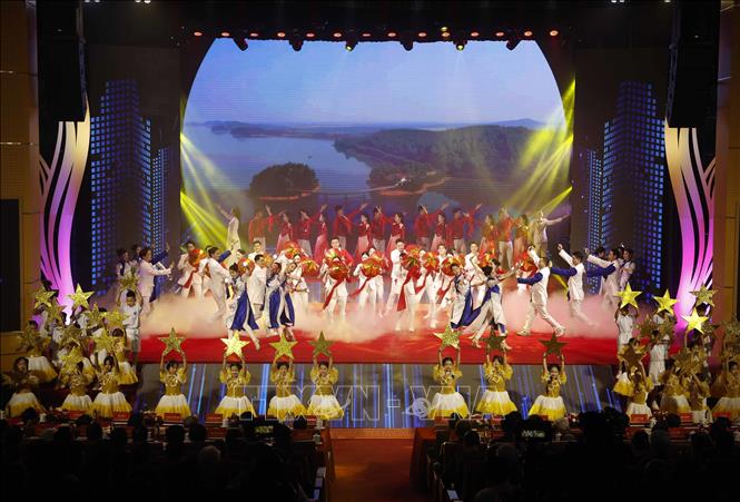 Chương trình văn nghệ chào mừng kỷ niệm 120 năm Ngày sinh Tổng Bí thư Hà Huy Tập (24/4/1906-24/4/2026). Ảnh: Thống Nhất -TTXVN