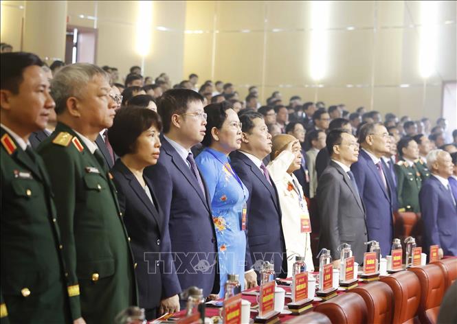 Các đại biểu thực hiện nghi lễ chào cờ. Ảnh: Thống Nhất -TTXVN