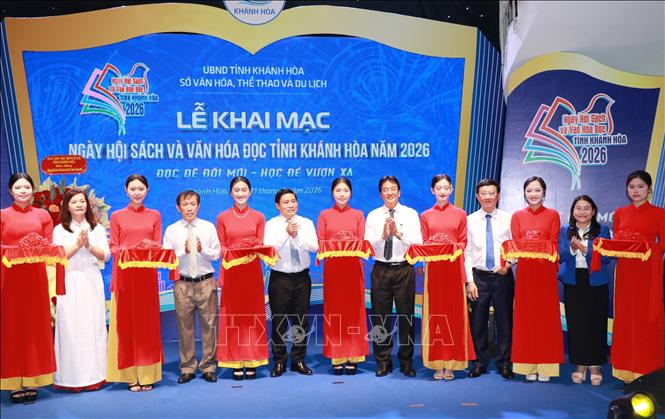 Các đại biểu cắt băng khai mạc Ngày hội Sách và Văn hóa đọc tỉnh Khánh Hòa năm 2026. Ảnh: Phan Sáu - TTXVN