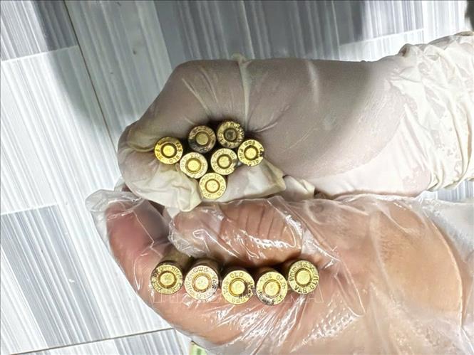 Tang vật tại hiện trường được lực lượng chức năng thu giữ. Ảnh: TTXVN phát 