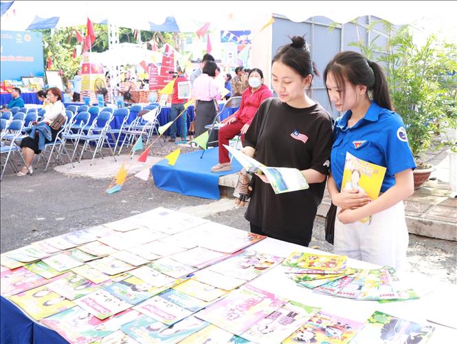  Các gian hàng trưng bày sách, báo thu hút người đọc. Ảnh: Phan Sáu - TTXVN