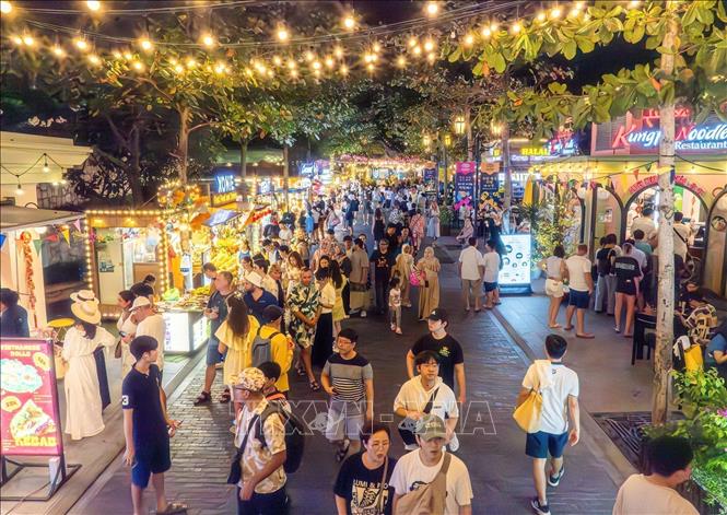 Tourists visit VuiFest Bazaar - a night market of culture and art at Sunset Town. VNA/Photo by courtesy