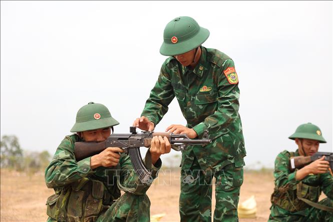 Huấn luyện động tác quỳ bắn đối với chiến sĩ mới ở Tiểu đoàn Huấn luyện – Cơ động. Ảnh: Tuấn Anh - TTXVN