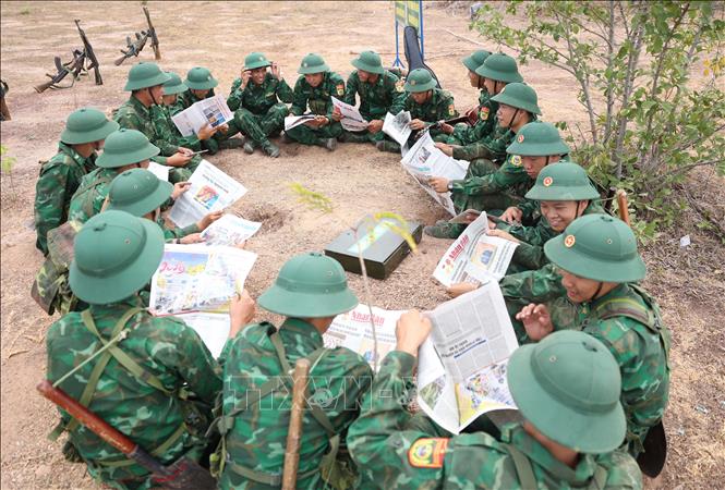 Giờ giải lao trên thao trường, chiến sĩ mới đọc báo và sinh hoạt tập thể. Ảnh: Tuấn Anh - TTXVN