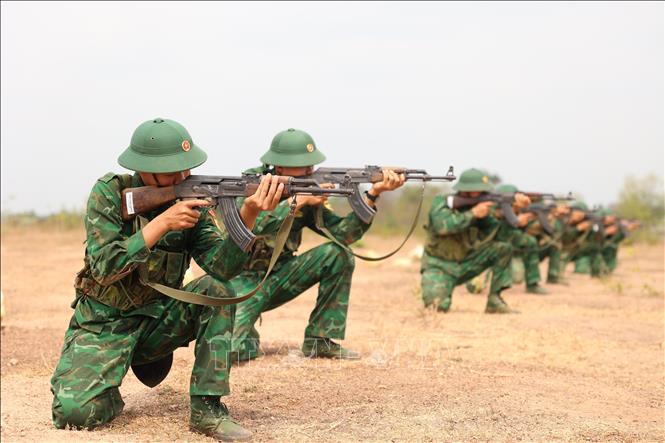 Giữa cao điểm mùa khô ở biên giới Đắk Lắk, chiến sĩ mới vượt khó hăng say luyện tập. Ảnh: Tuấn Anh - TTXVN