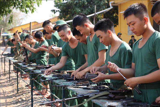 Các chiến sĩ mới thực hành bảo quản vũ khí sau giờ huấn luyện tại đơn vị. Ảnh: Tuấn Anh - TTXVN