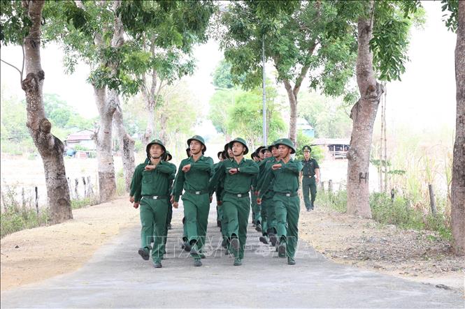 Tân binh thực hiện nội dung huấn luyện điều lệnh đội ngũ tại đơn vị. Ảnh: Tuấn Anh - TTXVN
