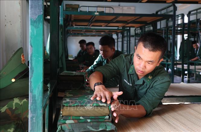 Các chiến sĩ mới duy trì nghiêm chế độ nội vụ, xây dựng tác phong chính quy tại Tiểu đoàn Huấn luyện – Cơ động (Ban Chỉ huy Bộ đội Biên phòng tỉnh Đắk Lắk). Ảnh: Tuấn Anh - TTXVN