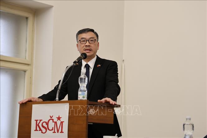 Đại sứ Việt Nam tại CH Séc Dương Hoài Nam phát biểu tại hội nghị. Ảnh: Việt Thắng - PV TTXVN tại Séc