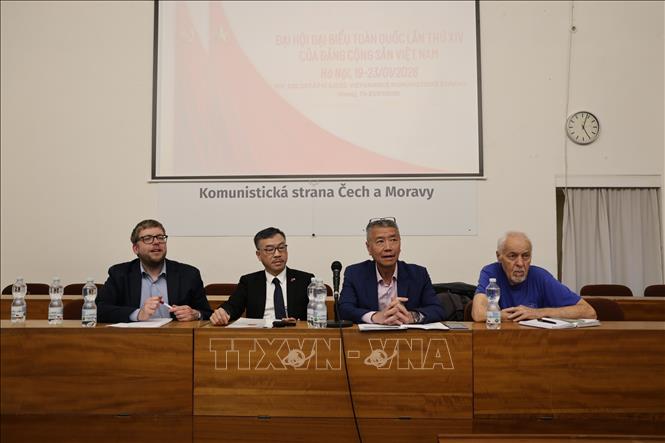 Đại sứ Việt Nam tại Cộng hòa Séc Dương Hoài Nam và các thành viên Đảng Cộng sản Séc - Moravia (KSCM) tại hội nghị. Ảnh: Việt Thắng - PV TTXVN tại Séc
