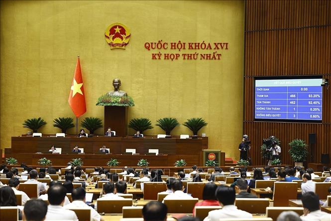 Quốc hội biểu quyết thông qua việc bổ sung chương trình Kỳ họp thứ Nhất, Quốc hội khóa XVI. Ảnh: Doãn Tấn - TTXVN