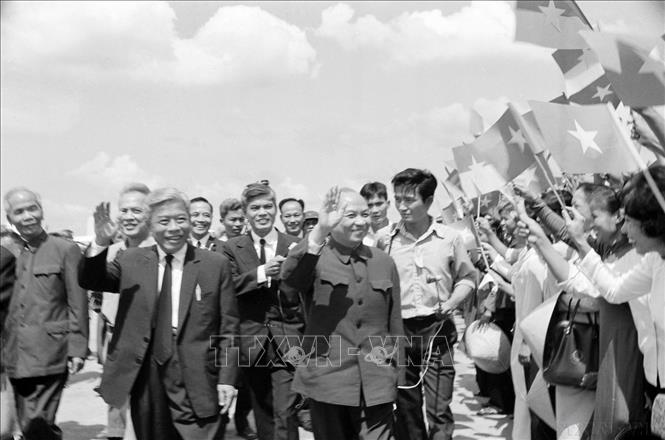 Nhân dân thành phố Sài Gòn – Gia Định nồng nhiệt đón chào Chủ tịch Ủy ban Thường vụ Quốc hội Trường Chinh và đoàn đại biểu miền Bắc dự Hội nghị Hiệp thương chính trị thống nhất Tổ quốc (12/11/1975). Ảnh: Ngọc Khánh - TTXVN

