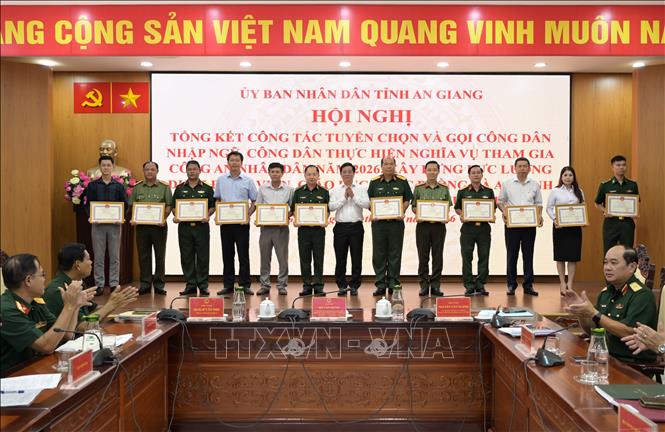 Chủ tịch UBND tỉnh An Giang Hồ Văn Mừng trao Bằng khen cho các tập thể, cá nhân. Ảnh: Văn Sĩ - TTXVN