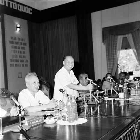 Chủ tịch Ủy ban Thường vụ Quốc hội Trường Chinh đọc báo cáo chính trị tại Hội nghị Hiệp thương chính trị thống nhất Tổ quốc (1975). Ảnh: TTXVN
