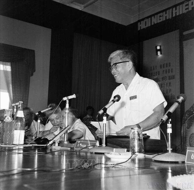 Đồng chí Phạm Hùng, Bí thư Trung ương Cục Miền Nam đọc báo cáo chính trị tại Hội nghị Hiệp thương chính trị thống nhất Tổ quốc (1975). Ảnh: TTXVN
