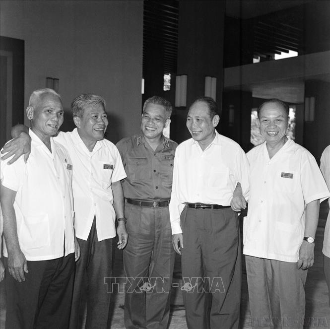 Các đại biểu hai đoàn Nam – Bắc trao đổi thân mật trong giờ nghỉ giải lao tại Hội nghị Hiệp thương chính trị thống nhất Tổ quốc (1975). Ảnh: TTXVN
