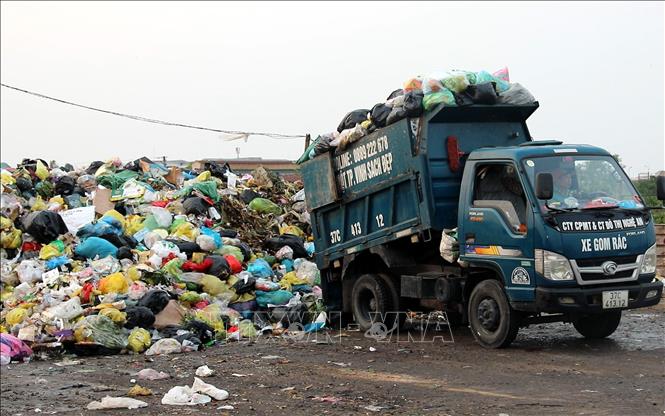 Rác thải được Công ty Cổ phần Môi trường và Công trình đô thị Nghệ An tập kết tại một bãi tập tạm thời trên địa bàn phường Vinh Hưng. Ảnh: Văn Tý-TTXVN