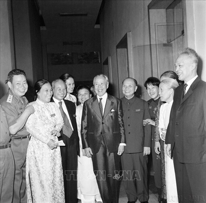 Các đại biểu hai đoàn Nam – Bắc trao đổi thân mật trong giờ nghỉ giải lao tại Hội nghị Hiệp thương chính trị thống nhất Tổ quốc (1975). Ảnh: TTXVN
