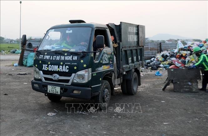 Một số điểm tập kết rác tạm thời sắp phải xóa bỏ nhường vị trí cho các công trình dự án nhưng chính quyền địa phương vẫn chưa tìm được vị trí thay thế. Ảnh: Văn Tý-TTXVN