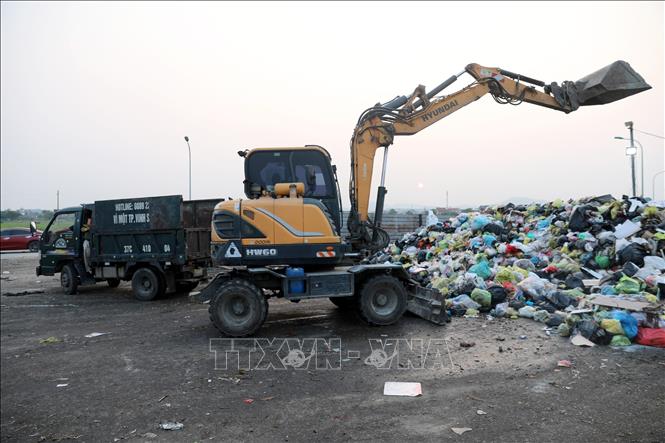 Trong số 5 điểm tập kết rác tạm thời hiện đang phục vụ việc thu gom rác cho 6 phường thuộc đô thị Vinh, tỉnh Nghệ An thì một số vị trí sắp xóa bỏ để nhường đất cho các công trình, dự án khác. Ảnh: Văn Tý-TTXVN