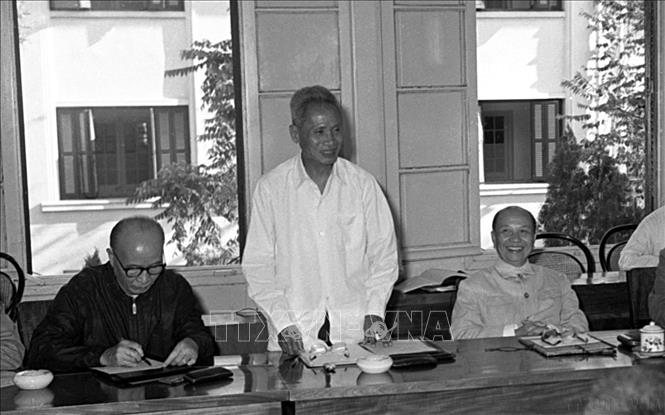 Ủy ban Thường vụ Quốc hội nghe Thủ tướng Phạm Văn Đồng trình bày chủ trương hoàn thành thống nhất Tổ quốc về mặt Nhà nước tại Phiên họp đặc biệt dưới sự chủ trì của Chủ tịch Ủy ban Thường vụ Quốc hội Trường Chinh (12/1975). Ảnh: TTXVN
