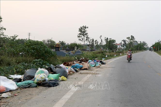 Thiếu các điểm tập kết rác tạm thời, người dân vứt rác bữa bãi trên tuyến tỉnh lộ 542, phường Vinh Lộc, tỉnh Nghệ An. Ảnh: Văn Tý-TTXVN