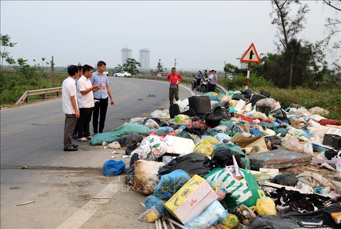 Lãnh đạo phường Vinh Lộc (Nghệ An) cùng cơ quan chuyên môn, khảo sát tìm vị trí xây dựng điểm tập kết rác tạm thời. Ảnh: Văn Tý-TTXVN