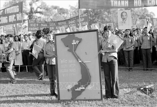 Nhân dân thành phố Sài Gòn – Gia Định mít tinh chào mừng thắng lợi của Hội nghị Hiệp thương chính trị thống nhất Tổ quốc (1975). Ảnh: TTXVN
