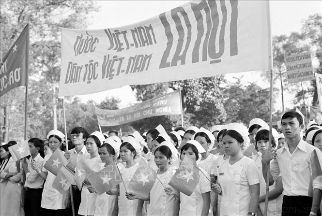 Nhân dân thành phố Sài Gòn – Gia Định mít tinh chào mừng thắng lợi của Hội nghị Hiệp thương chính trị thống nhất Tổ quốc (1975). Ảnh: TTXVN
