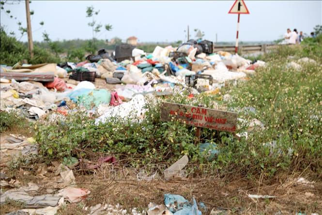 Một số địa điểm có biển cấm nhưng người dân vẫn vứt rác bừa bãi. Ảnh: Văn Tý-TTXVN