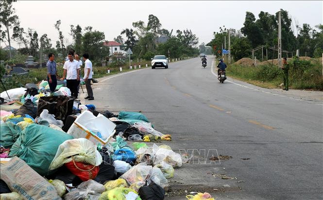 Tình trạng thiếu các điểm tập kết rác tạm thời tại đô thị Vinh đã khiến công tác thu gom, xử lý gặp nhiều khó khăn. Ảnh: Văn Tý-TTXVN