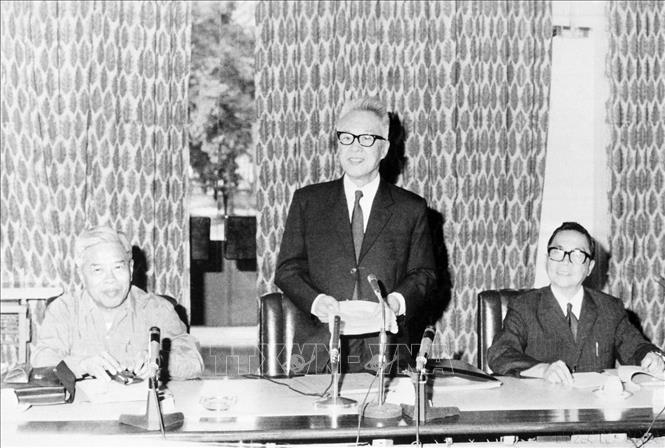 Ngày 21 và 22/2/1976, tại thành phố Sài Gòn – Gia Định, Hội đồng Bầu cử toàn quốc gồm 11 đại biểu miền Bắc  và 11 đại biểu miền Nam tổ chức họp Phiên thứ Nhất, bàn về việc bầu cử Quốc hội thống nhất trên cả nước. Trong ảnh: Đồng chí Nguyễn Hữu Thọ, Chủ tịch Hội đồng cố vấn Chính phủ Cách mạng lâm thời Cộng hòa miền Nam Việt Nam phát biểu khai mạc phiên họp (1976). Ảnh: TTXVN

