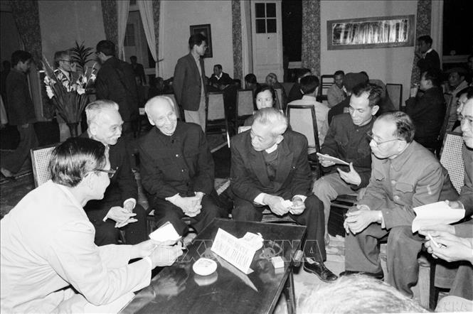 Việc niêm yết danh sách cử tri và tổ chức các cuộc tiếp xúc giữa ứng cử viên đại biểu Quốc hội với cử tri ở các khu vực bầu cử được thực hiện nghiêm túc, bảo đảm công khai và dân chủ để cử tri trao đổi ý kiến, tự mình lựa chọn bầu những đại biểu xứng đáng vào Quốc hội khóa thống nhất. Trong ảnh: Các vị ứng cử đại biểu Quốc hội tại Hà Nội bàn chương trình tiếp xúc với cử tri. Ảnh: TTXVN