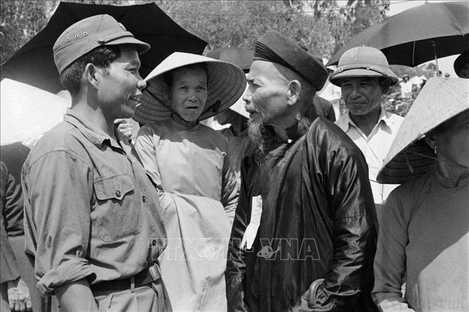 Ông Hồ Vai, dân tộc Pa Kô, Anh hùng Lực lượng vũ trang nhân dân, được Ủy ban Trung ương Mặt trận Dân tộc giải phóng miền Nam và Ủy ban Liên minh Các lực lượng dân tộc dân chủ và  hòa bình Việt Nam giới thiệu ra ứng cử đại biểu Quốc hội chung cả nước, tiếp xúc với cử tri xã Mỹ Thủy, tỉnh Bình Trị Thiên. Ảnh: TTXVN
