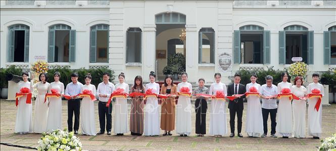 Cutting the ribbon to open the exhibition. VNA Photo: Huỳnh Sơn 