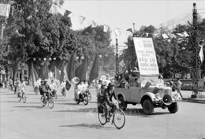 Diễu hành chào mừng Ngày bầu cử Quốc hội thống nhất trên đường phố Hà Nội (24/4/1976). Ảnh: Ngọc Quán – TTXVN
