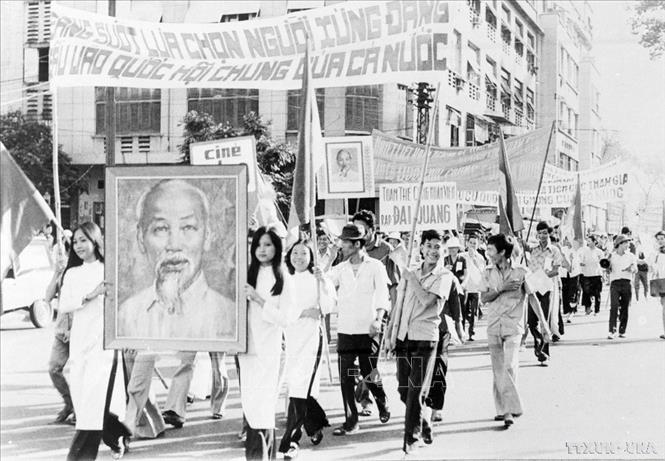 Nhân dân thành phố Hồ Chí Minh mít tinh diễu hành chào mừng Ngày bầu cử Quốc hội thống nhất (25/4/1976). Ảnh: Kim Sơn – TTXVN`
