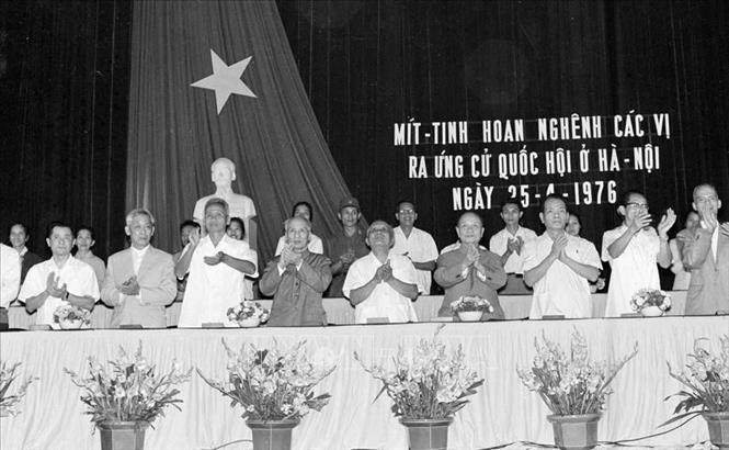 Tối 22/4/1976, tại Nhà hát Lớn Hà Nội, Ủy ban Mặt trận Tổ quốc và Ủy ban hành chính thành phố Hà Nội tổ chức mít tinh chào mừng cuộc Tổng tuyển cử, chào mừng các vị ứng cử đại biểu Quốc hội. Chủ tịch Tôn Đức Thắng, Phó Chủ tịch Nguyễn Lương Bằng, Chủ tịch Ủy ban Thường vụ Quốc hội Trường Chinh và Thủ tướng Phạm Văn Đồng tới dự. Ảnh: Thế Trung - TTXVN
