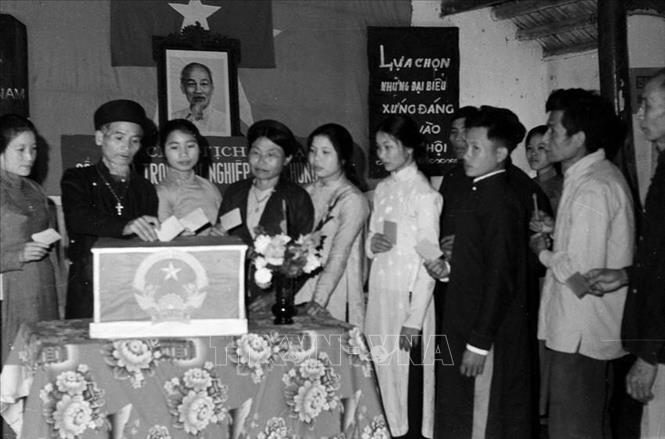 Giáo dân xã đạo Phát Diệm (Kim Sơn, Hà Nam Ninh) đi bỏ phiếu bầu đại biểu Quốc hội thống nhất (25/4/1976). Ảnh: TTXVN