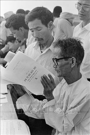 Cụ Nguyễn Nhiệm (Thuận Hải) tham gia bầu cử Quốc hội lần thứ 2 (lần thứ nhất năm 1946) nghiên cứu các ứng cử viên trước khi bầu cử Quốc hội thống nhất. Ảnh: Thế Thuần - TTXVN
