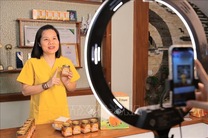 Việc đẩy mạnh kênh bán hàng trực tuyến giúp HTX mở rộng thị trường tiêu thụ cho nông sản địa phương. Ảnh: Lê Đông - TTXVN
