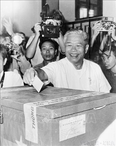 Sáng 25/4/1976, đồng chí Phạm Hùng, Ủy viên Bộ Chính trị, Bí thư Đảng bộ miền Nam, đại diện Đảng Lao động  Việt Nam tại Chính phủ CMLTCHMN Việt Nam đi bỏ phiếu bầu cử đại biểu Quốc hội thống nhất tại tổ 509 khu vực 2, Bến Nghé, TP Sài Gòn – Gia Định. Ảnh: Văn Lượng - TTXVN