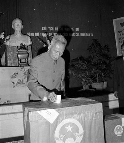 7h15 ngày 26/4/1976, Thủ tướng Phạm Văn Đồng đến bỏ phiếu tại khu vực bỏ phiếu số 13, tiểu khu Phan Đình Phùng, Khu phố Ba Đình, Hà Nội. Ảnh: Kim Hùng - TTXVN
