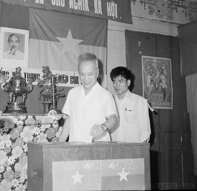 Đồng chí Nguyễn Hữu Thọ bầu cử tại hòm phiếu 176, phường Bình Tây, quận 6, TP Sài Gòn (1976). Ảnh: TTXVN