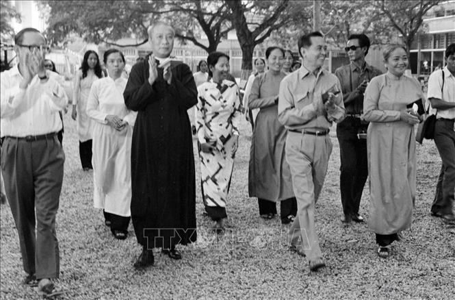 Thủ tướng Chính phủ Cách mạng lâm thời Cộng hòa miền Nam Việt Nam (CMLTCHMNVN) Huỳnh Tấn Phát và bà Nguyễn Thị Bình, Bộ trưởng Ngoại giao Chính phủ CPCMLTCHMNVN cùng nhân dân khu vực 3 thành phố Sài Gòn - Gia Định bỏ phiếu bầu cử đại biểu Quốc hội thống nhất (25/4/1976). Ảnh: Huy Hoàng - TTXVN
