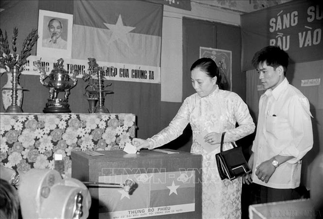 Bà Nguyễn Thị Bình, Bộ trưởng Ngoại giao Chính phủ CPCMLTCHMNVN bỏ phiếu tại hòm phiếu 176 phường Bình Tây, Quận 6, TP Sài Gòn - Gia Định (25/4/1976). Ảnh: Huy Hoàng - TTXVN

